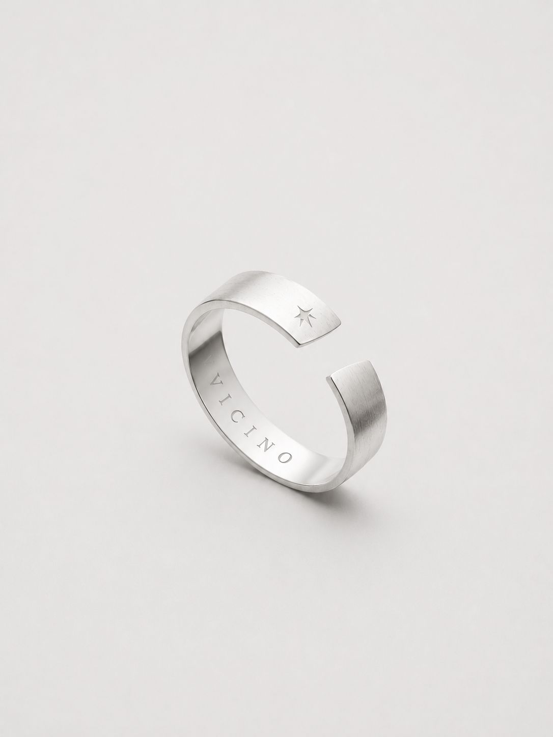 The Vicino Ring — open band zilver